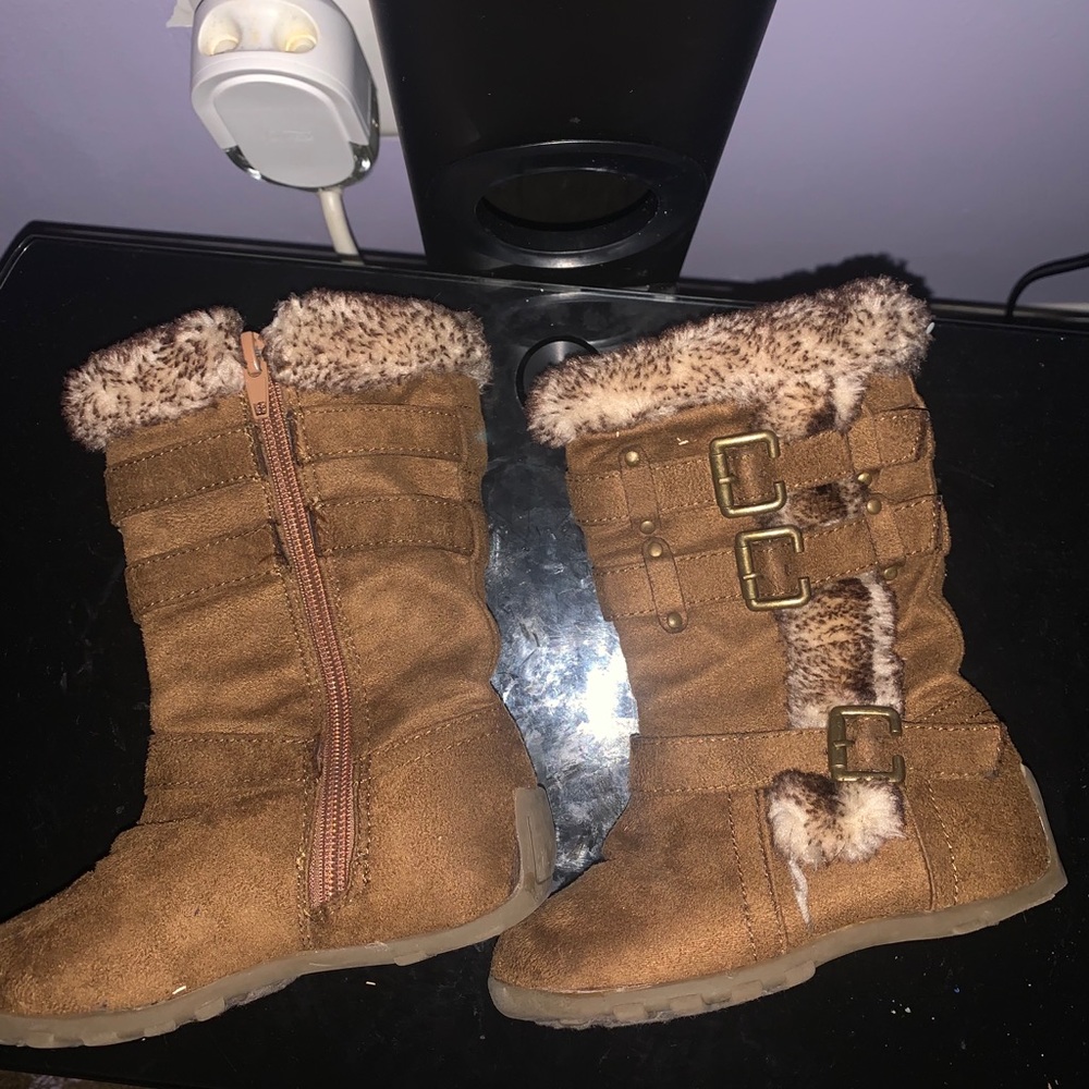 Brown fax fur buckle boots